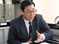 インタビュー中の島崎代表取締役社長